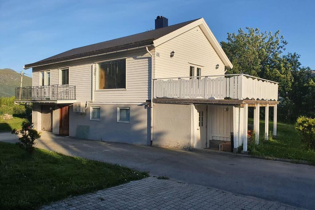 Hus Sentralt I Lofoten Apartment Лекнес Екстериор снимка